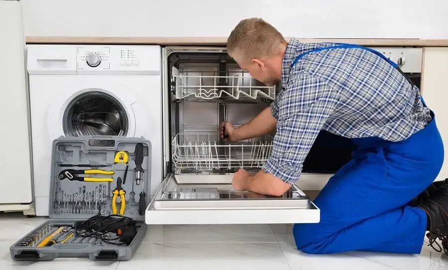 Serdivan Electrolux servisi teknisyen ekibi beyaz eşya tamiri yaparken